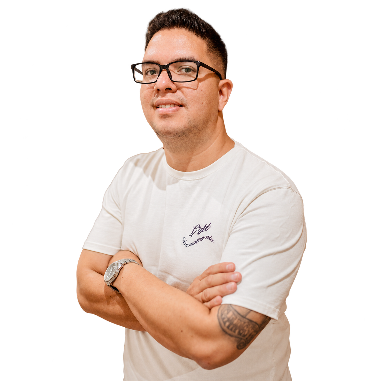 Alejo Caicedo, con gafas y los brazos cruzados